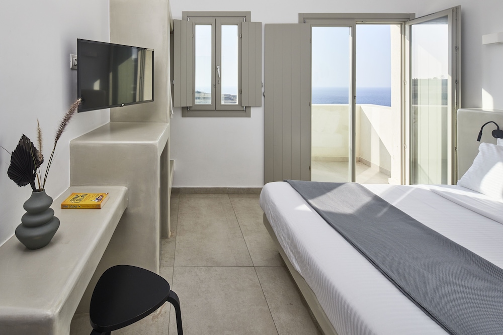 JUNIOR SUITE, KING BED, SEA VIEW, JETTED TUB