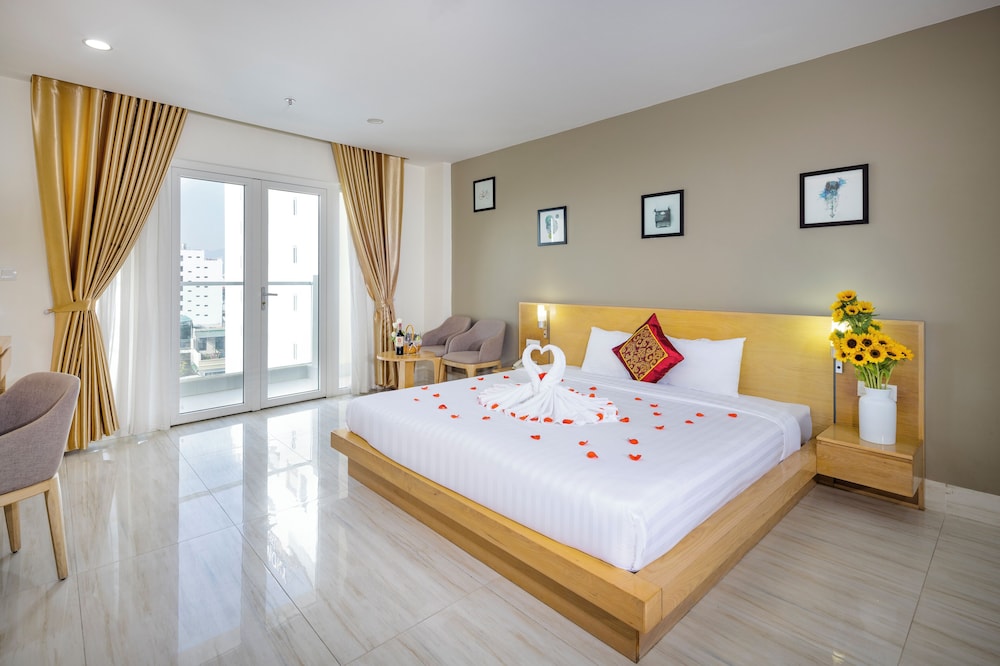 LUXURY, KING BED