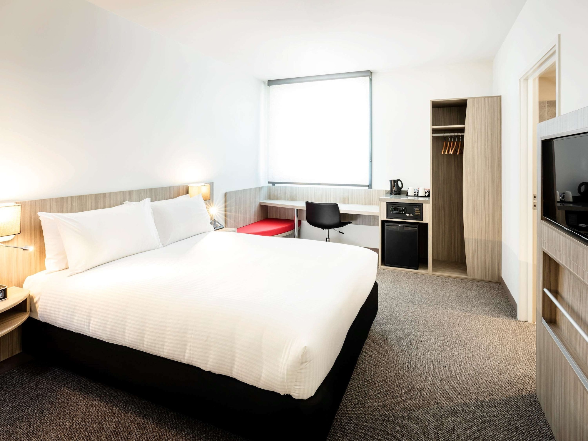 STANDARD, QUEEN BED