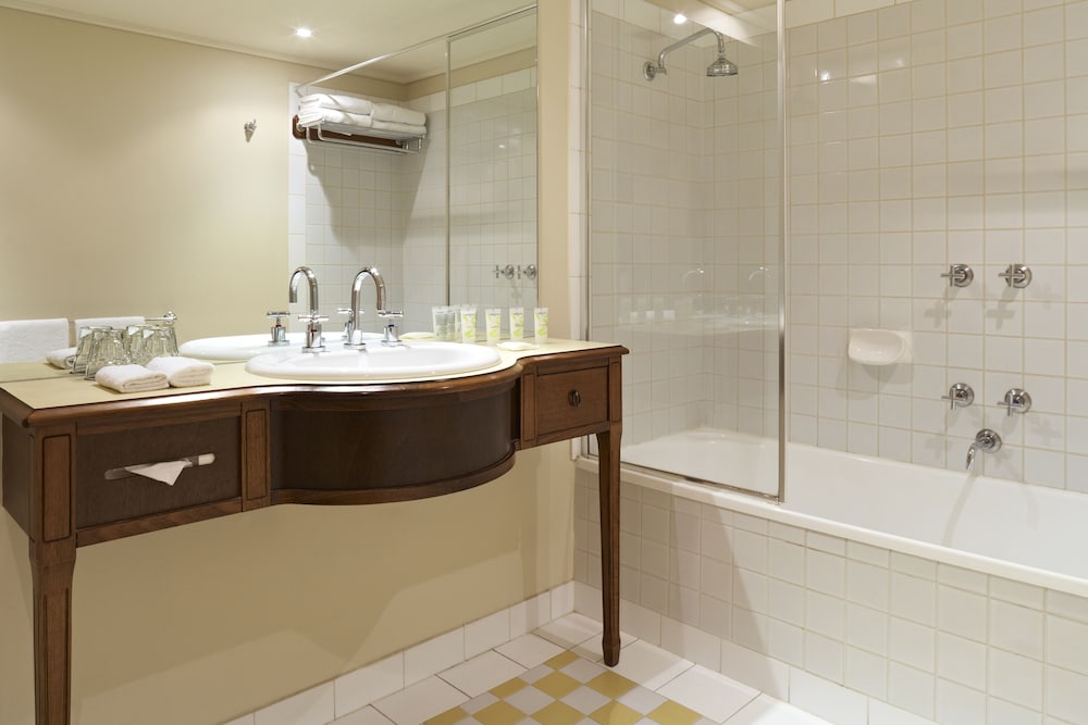 Grand Hotel Melbourne 13/55