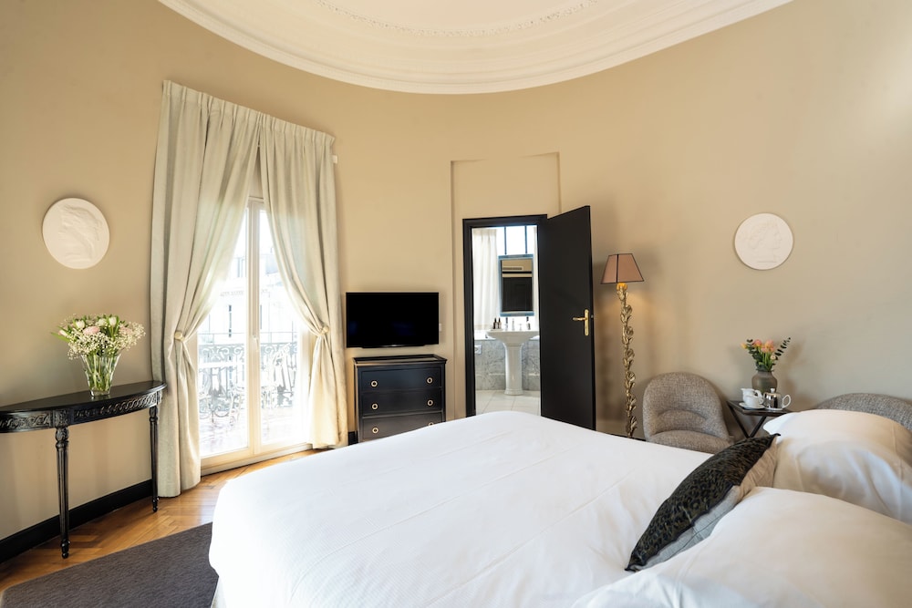 Rotunda, King Bed