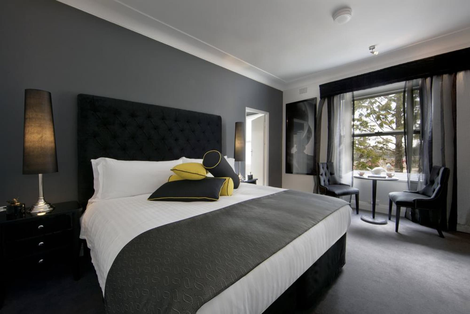 Heritage, Queen Bed, Valley View