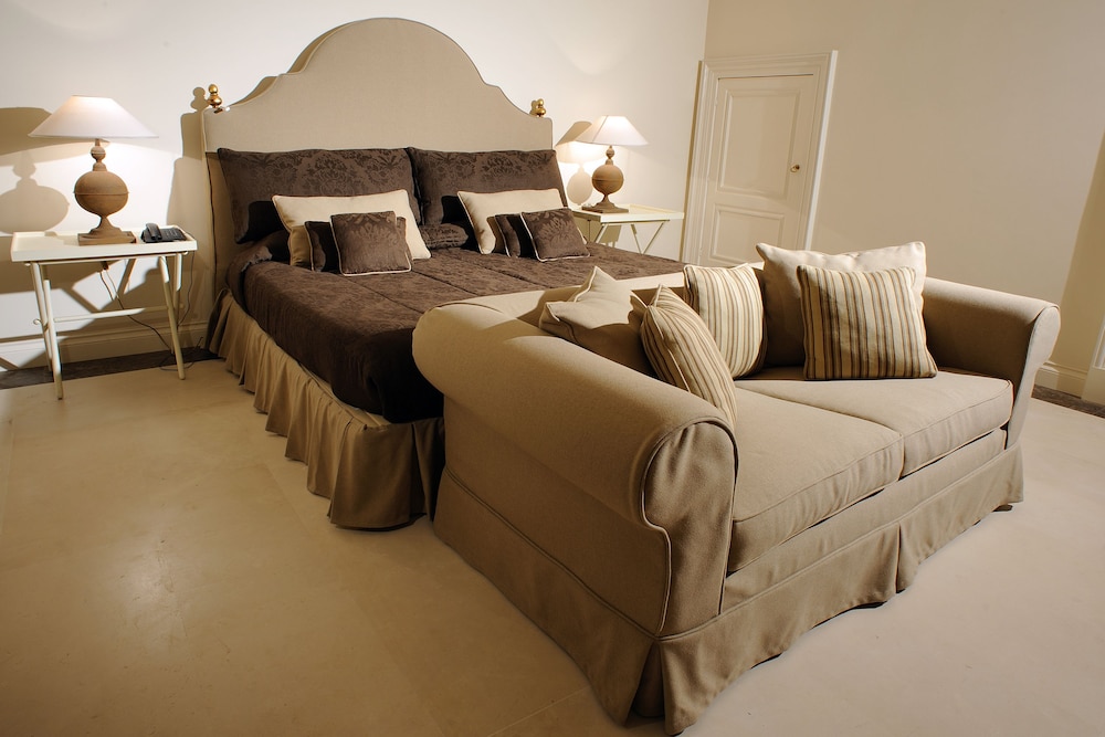 DELUXE, DOUBLE BED