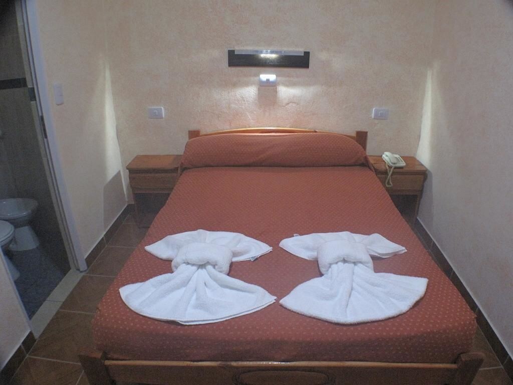 ROOM, SINGLE