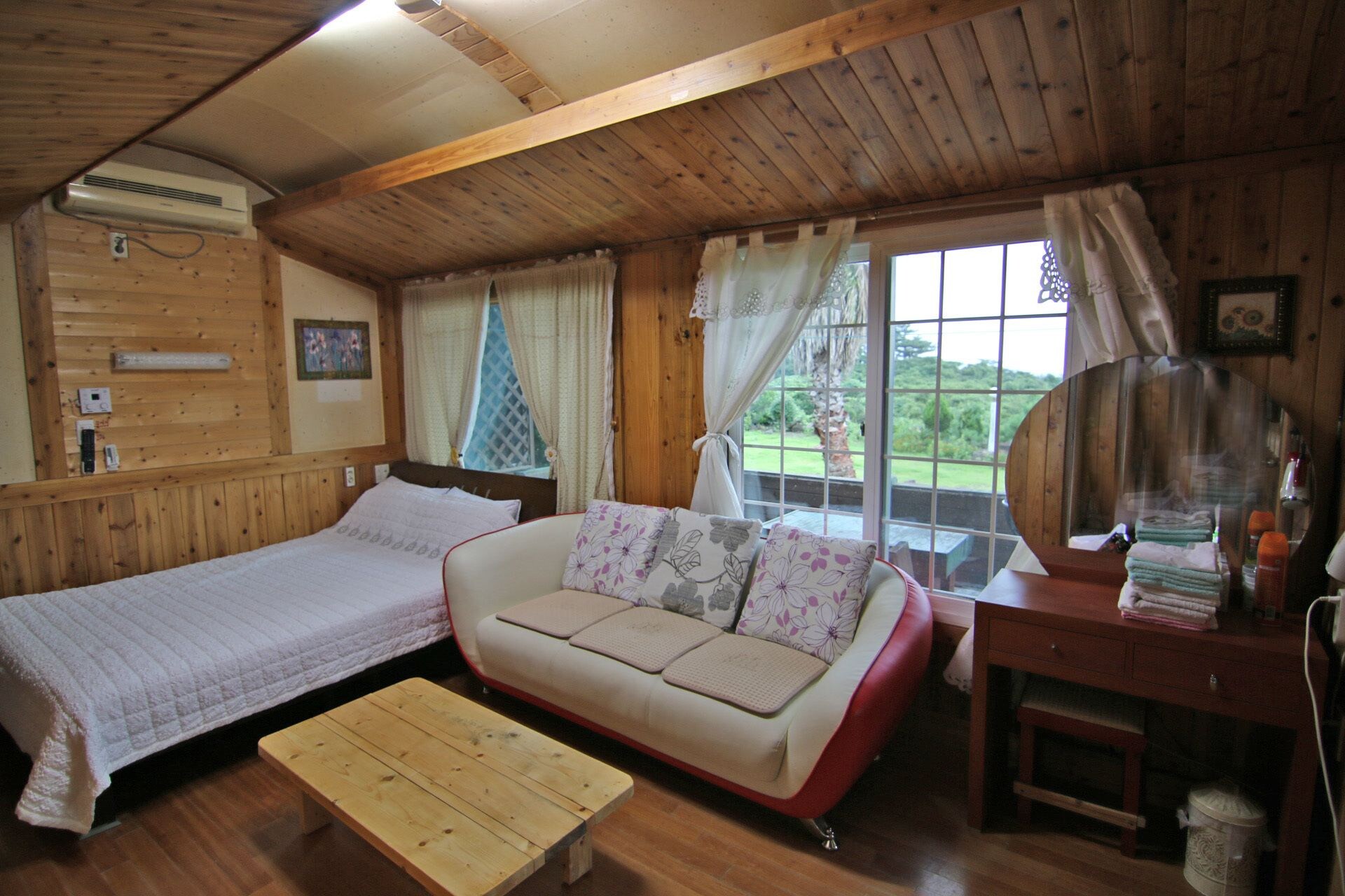ROOM, DOUBLE BED