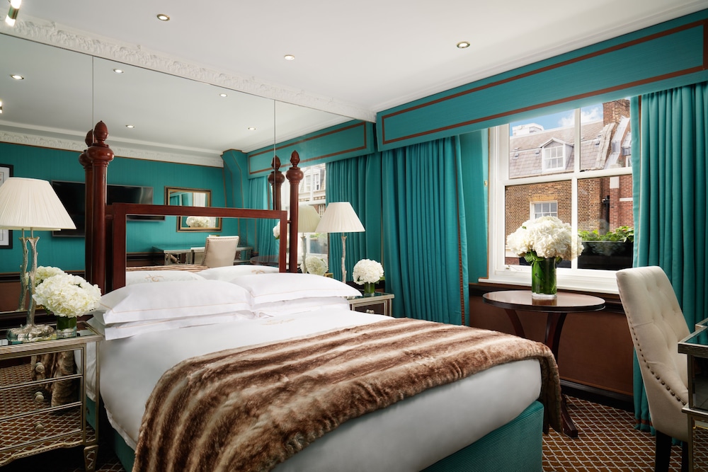The Chesterfield Mayfair 16/84