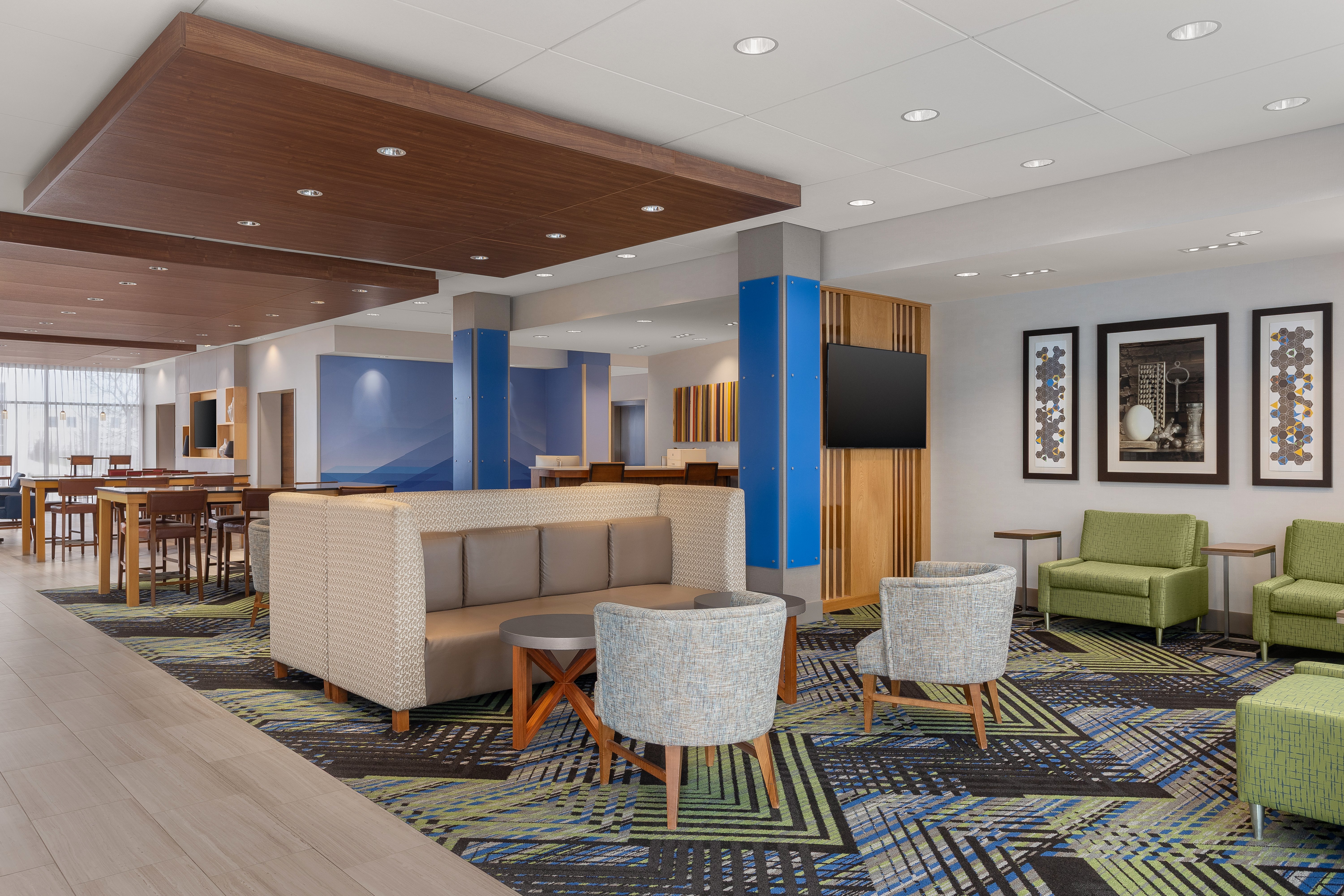 Holiday Inn Express Suites Aurora 48/77