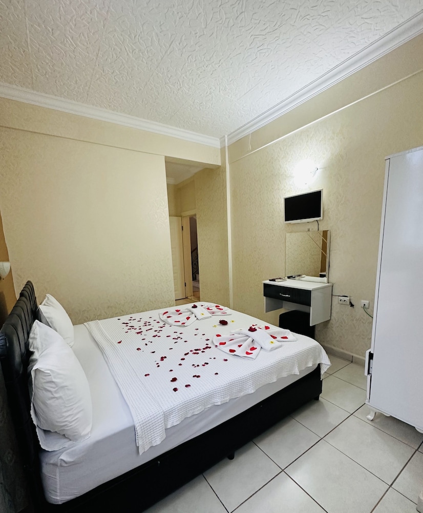 ROOM, DOUBLE OR TWIN BED