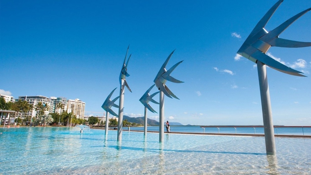 CAIRNS CITY PALMS 55/59