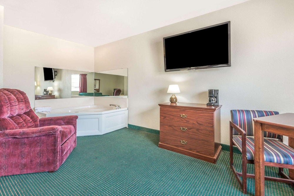 Super 8 by Wyndham Platte City/KCI Airport North 11/13