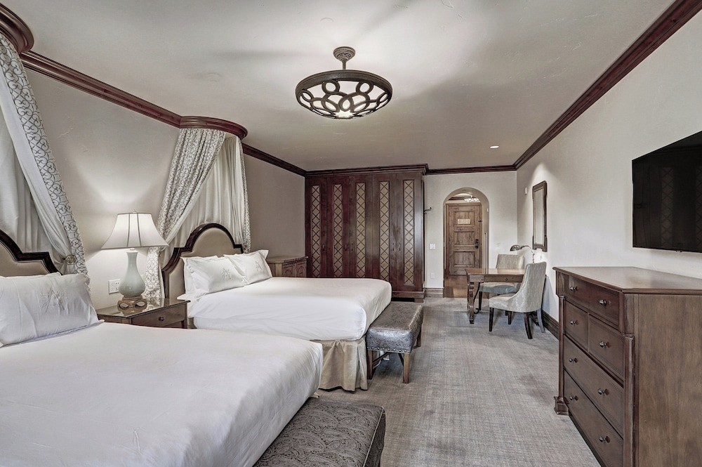 DELUXE, 2 QUEEN BEDS