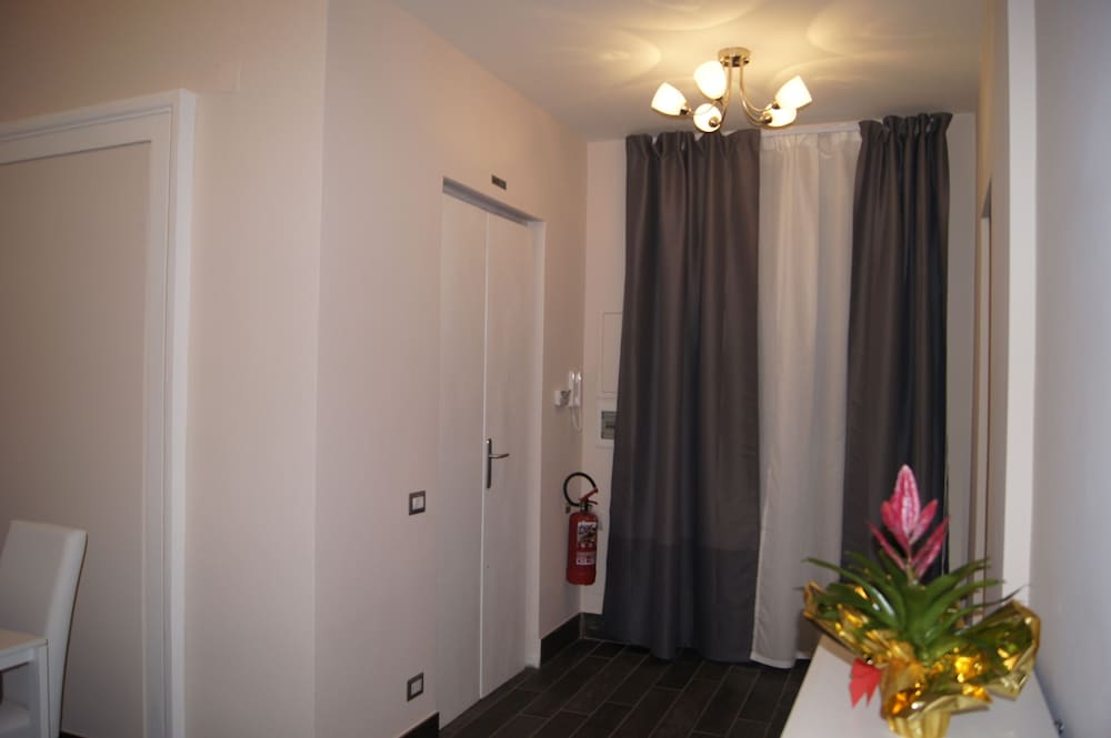 Arch Rome Suites 8/75