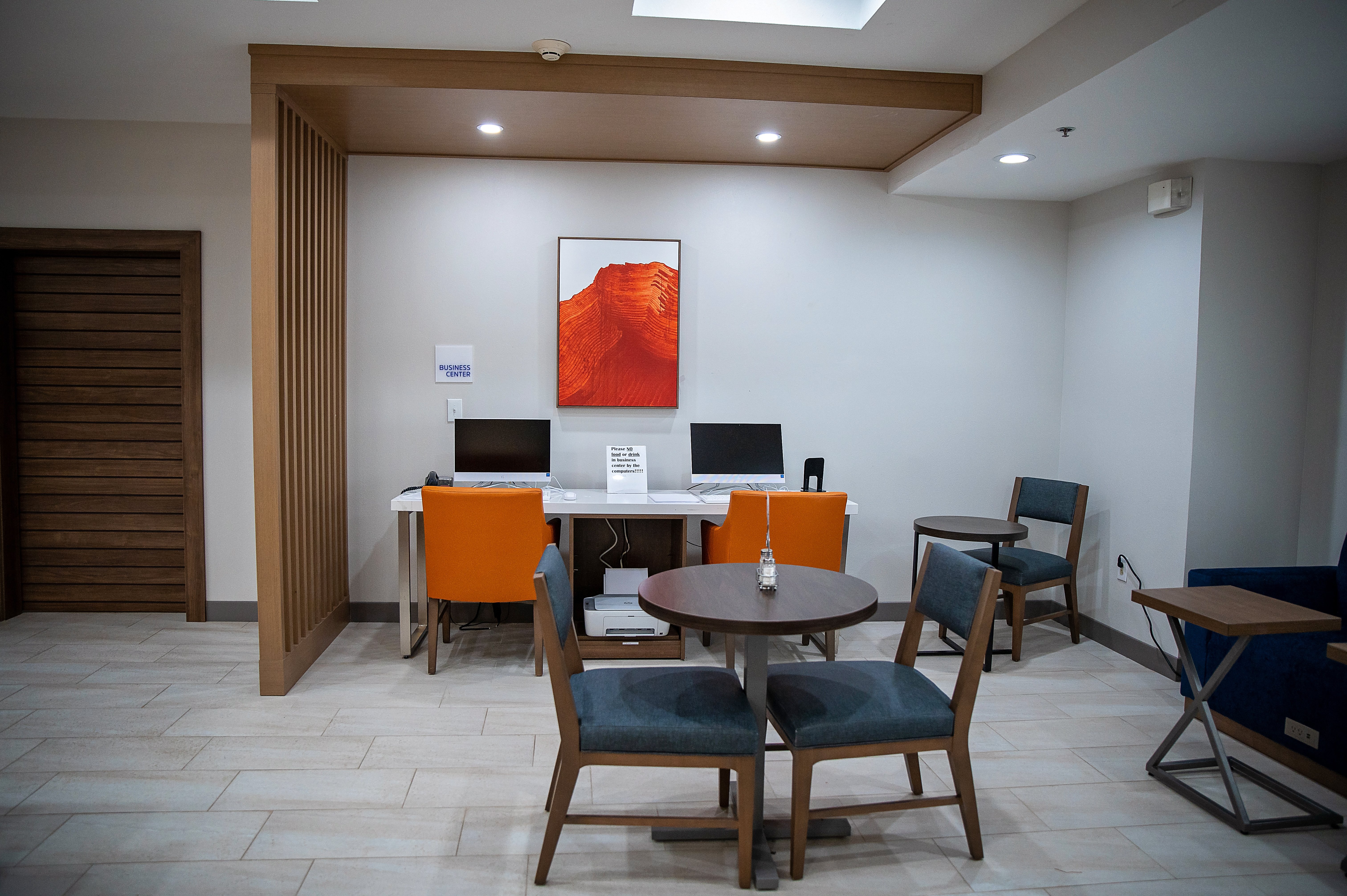 Holiday Inn Express Hotel And Suites Center Tx 68/76