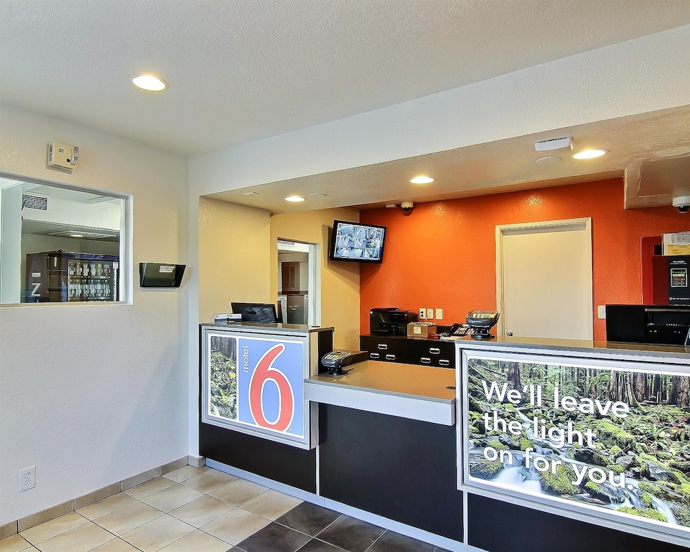Motel6 Palmdale, CA 12/60