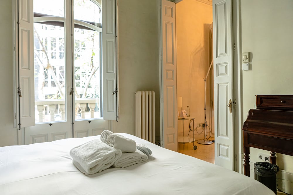 2 BEDROOMS, SUITE, BALCONY