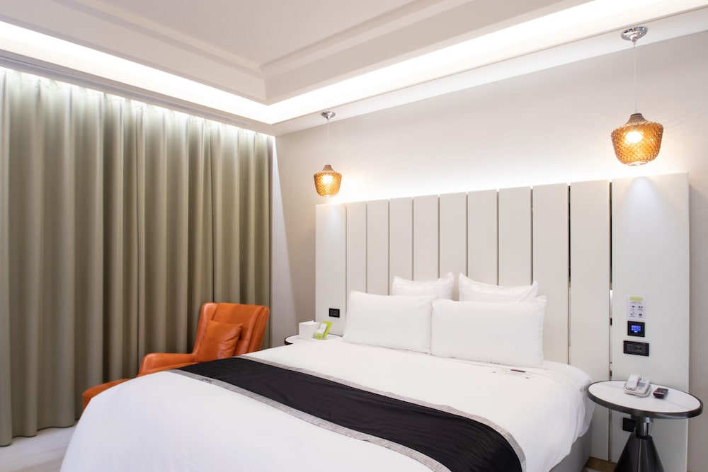 Monarch, Double Bed