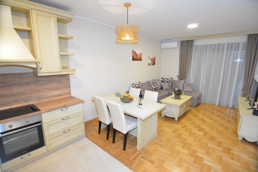 Apartments Dobrotski Dvori 25/64