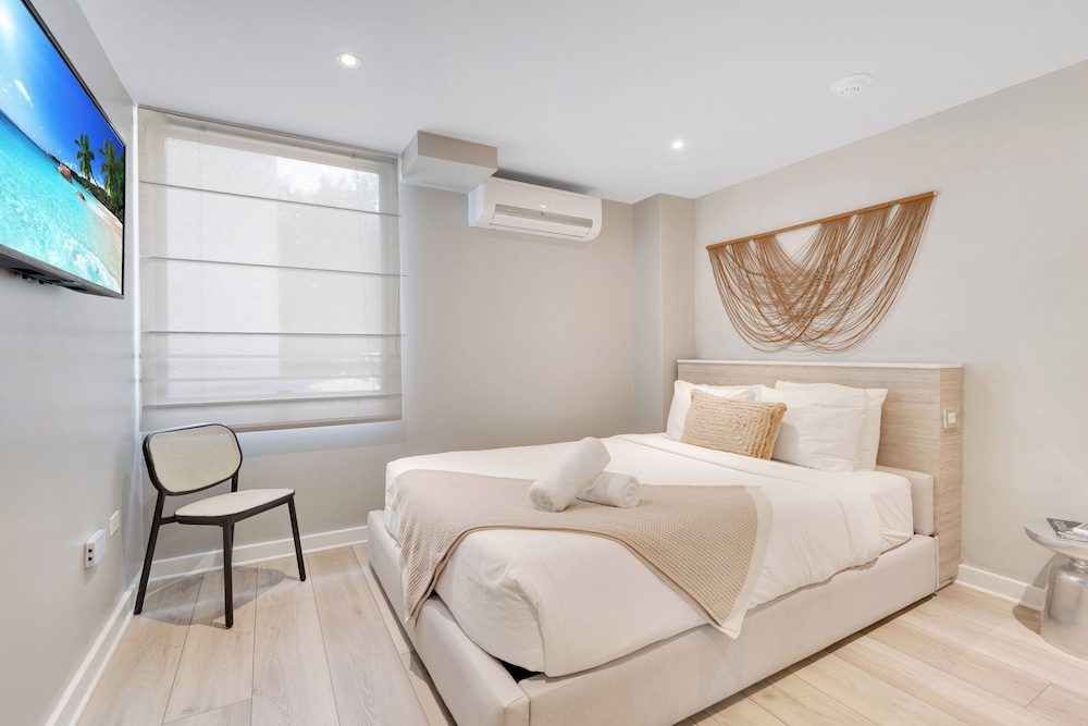 STANDARD, QUEEN BED