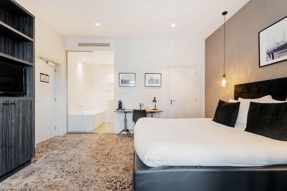 1 BEDROOM, FAMILY SUITE