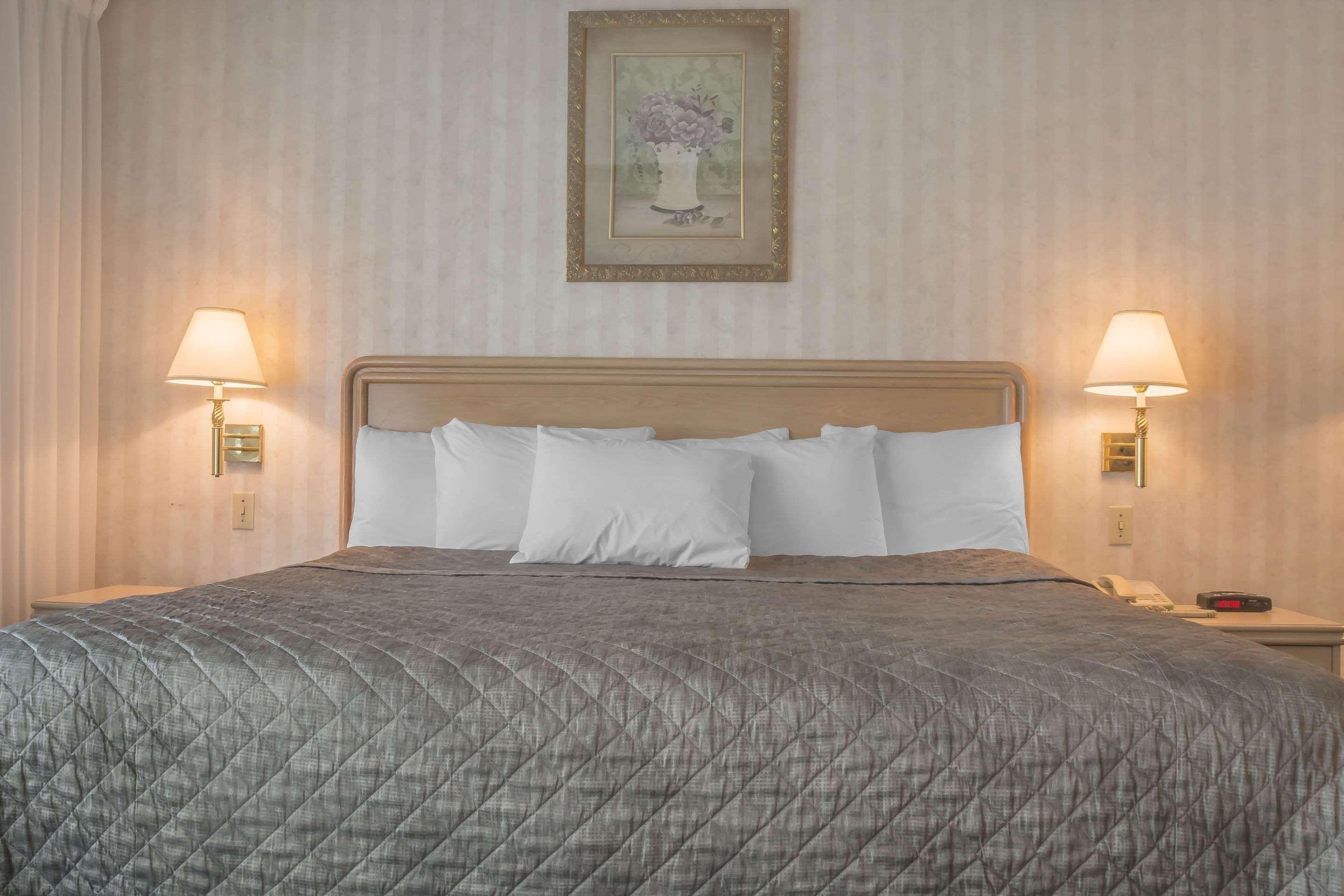 ROOM, KING BED