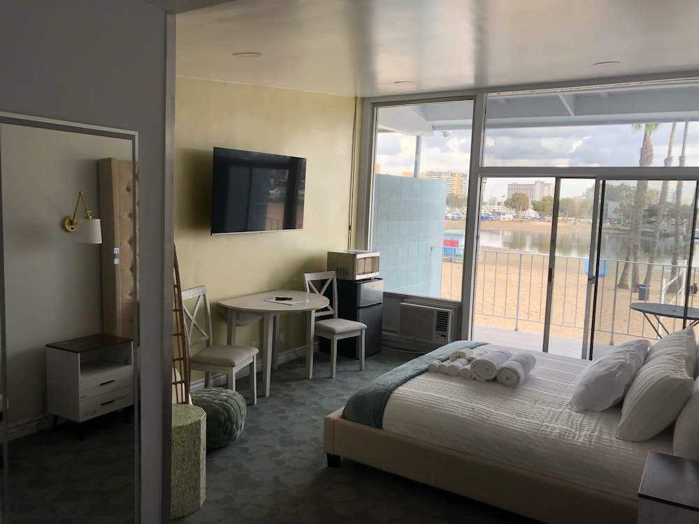 Foghorn Harbor Inn 30/55