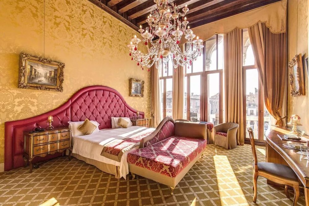 suite, canal view