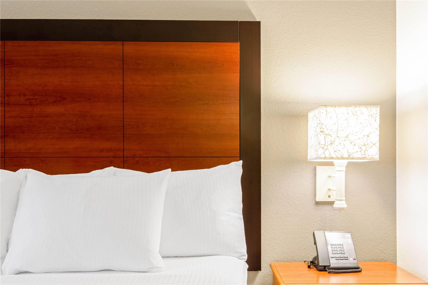 La Quinta Inn & Suites by Wyndham San Antonio Airport 26/63