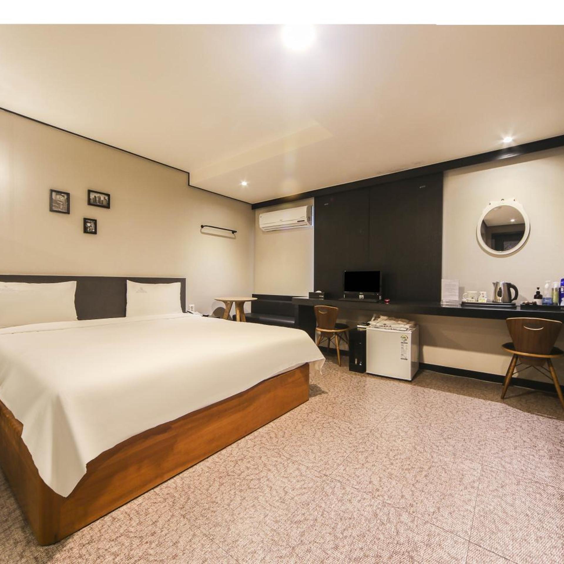Deluxe, Double Bed, Elysee Hotel 6/10
