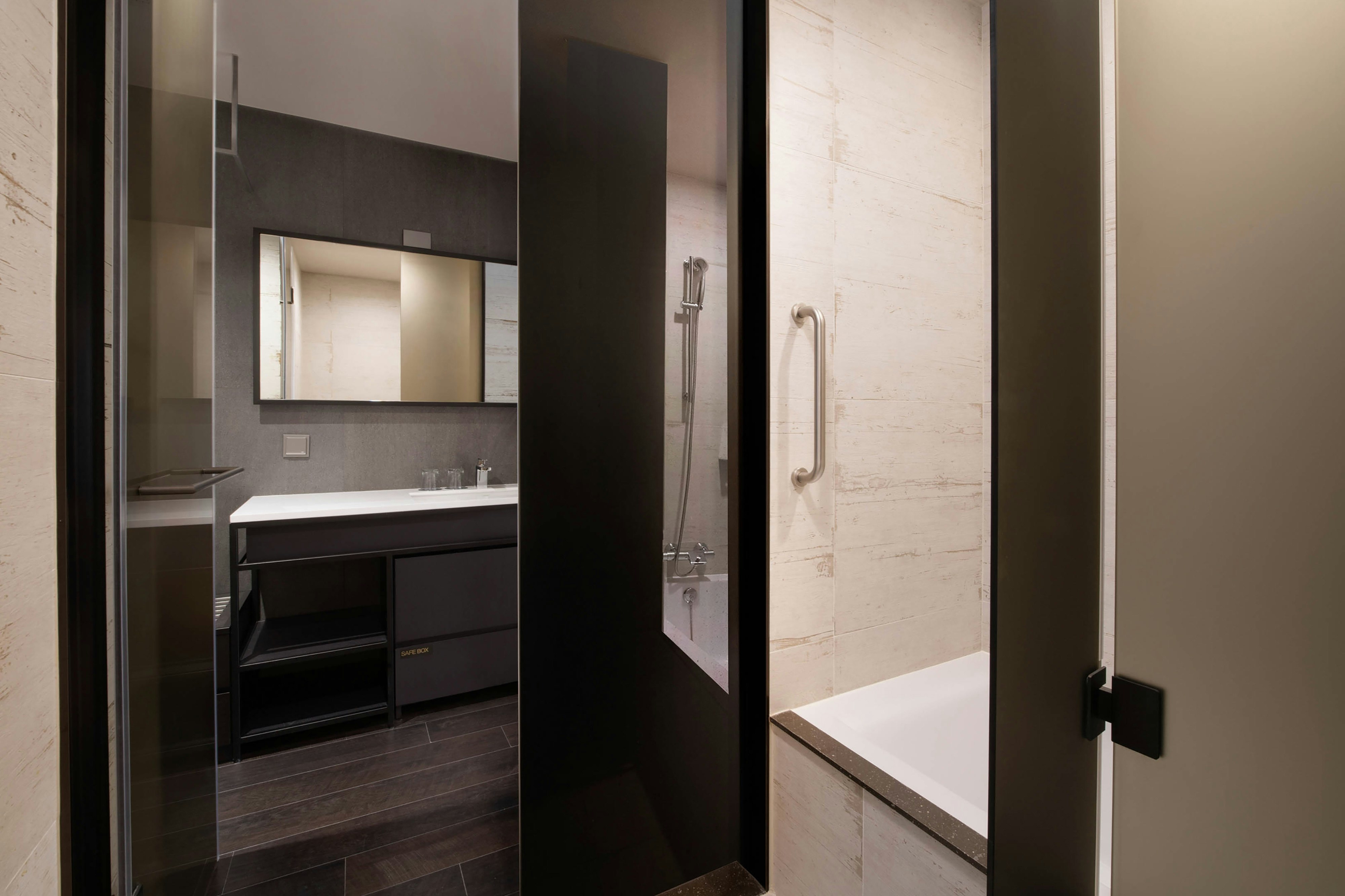 Four Points By Sheraton Seoul Gangnam 56/57