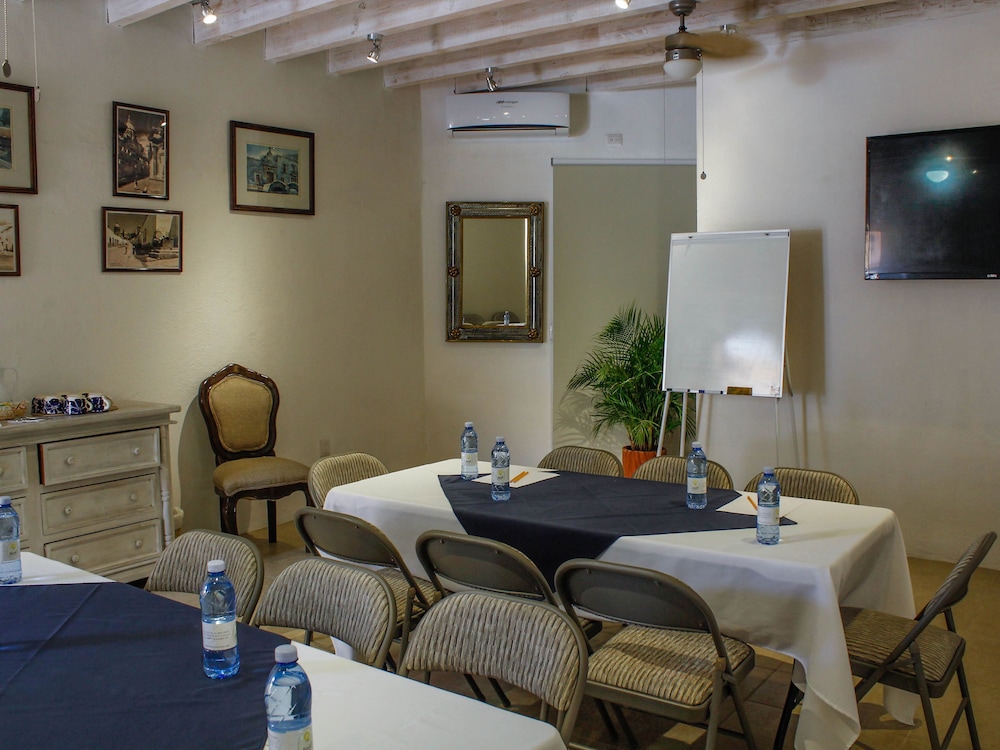 Villa Mirasol Hotel 68/74