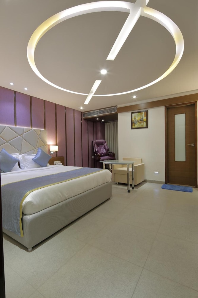 HOTEL PRAGATI THE GRAND 25/42