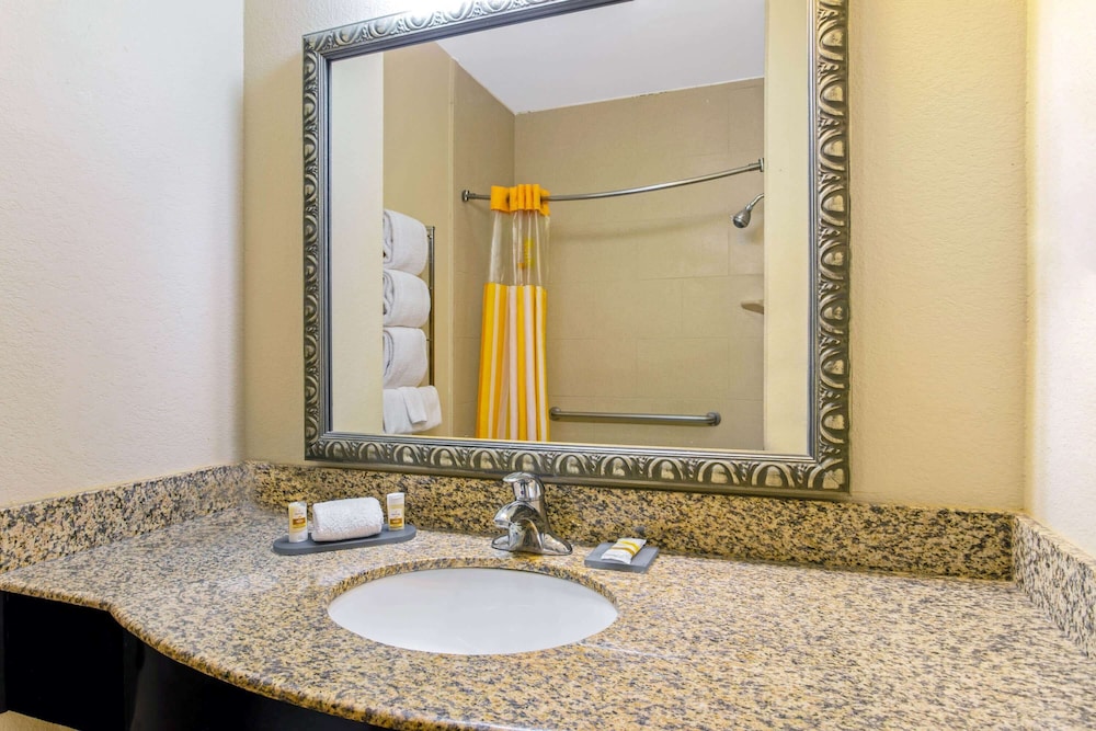 La Quinta Inn and Suites by Wyndham Ft. Worth - Burleson 8/53