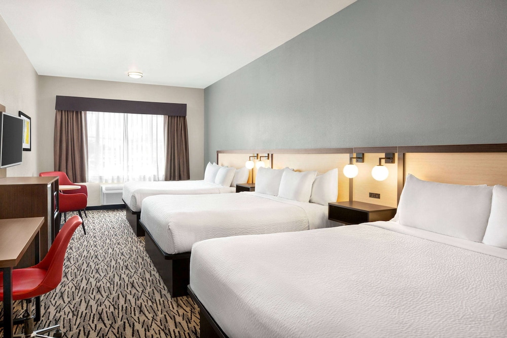 Ramada By Wyndham Marina 40/73