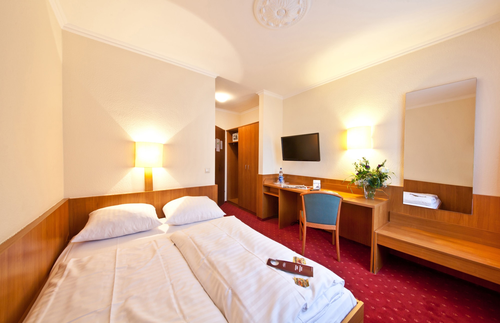 ROOM, SINGLE, QUEEN BED