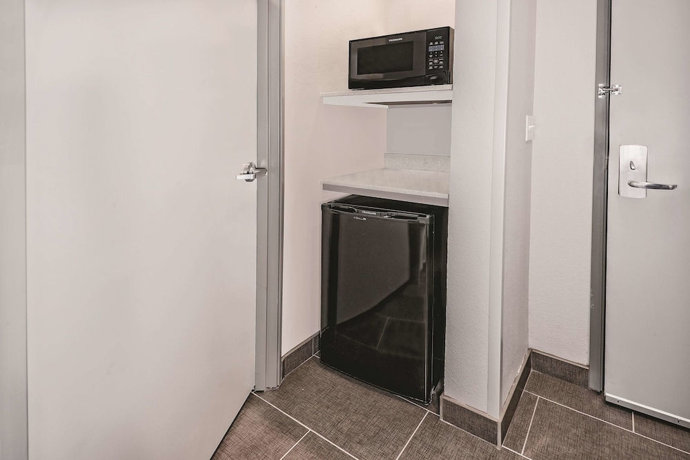 La Quinta Inn & Suites by Wyndham Dallas Grand Prairie North 18/42