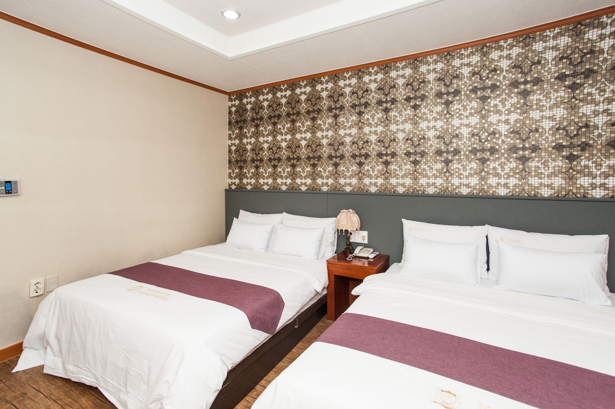 FAMILY, TWIN BEDS