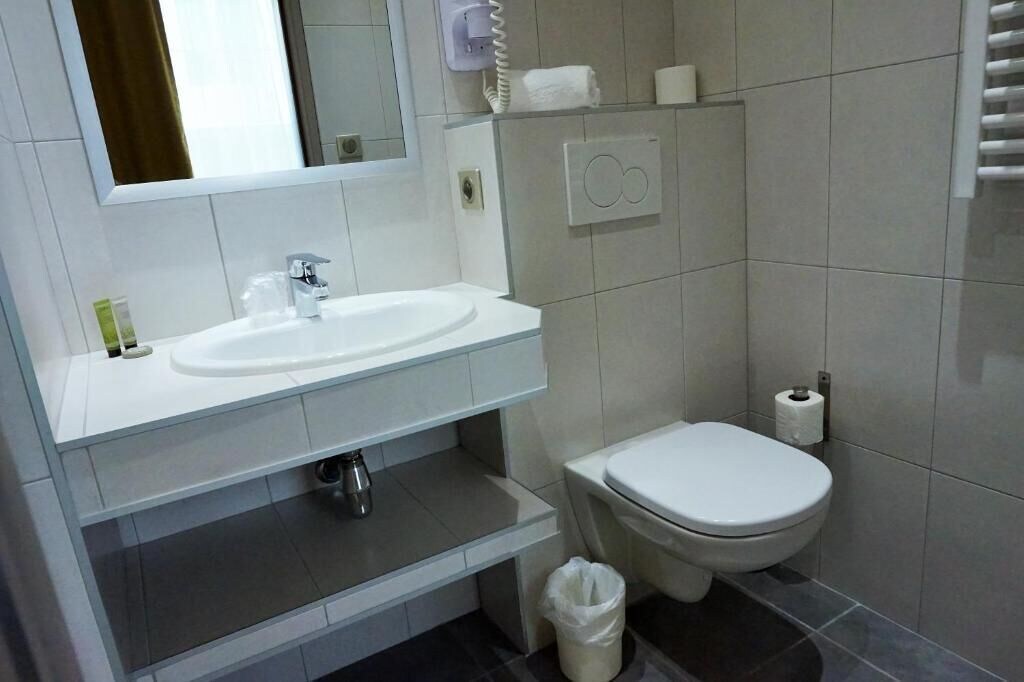 غرفة غراند كومفورت بسرير كينج، HOTEL DE LA COURONNE 3/6