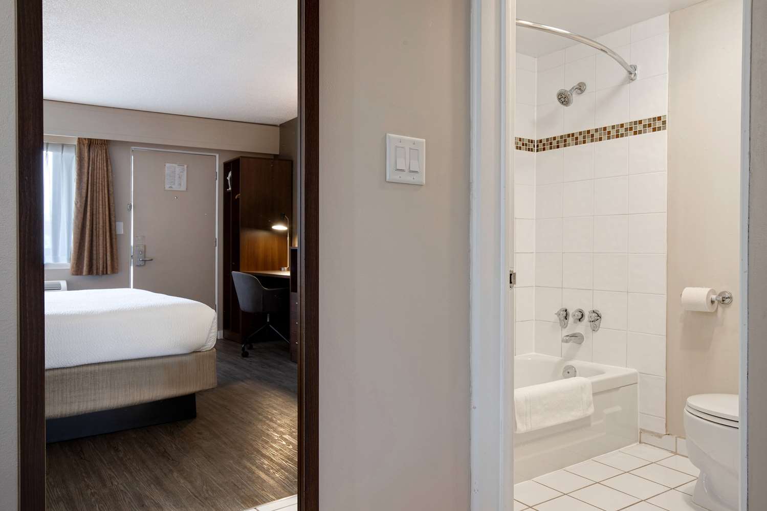 Days Inn By Wyndham Victoria Uptown 61/62