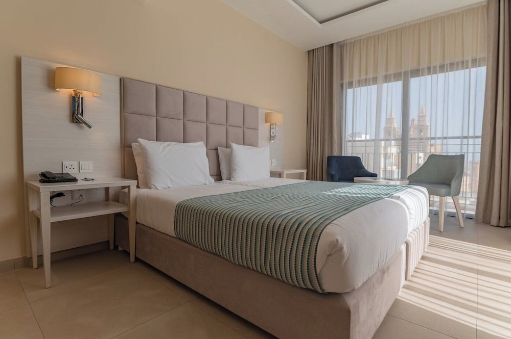 غرفة بسريرين منفصلين بحوض جاكوزي، Maritim Antonine Hotel and Spa Malta 2/10