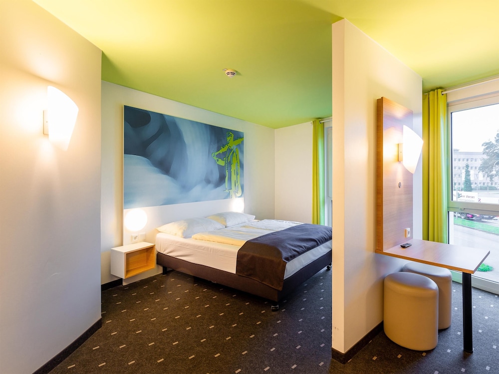 غرفة رباعية بسرير كوين وسرير بطابقين، B&B Hotel Krefeld 5/7