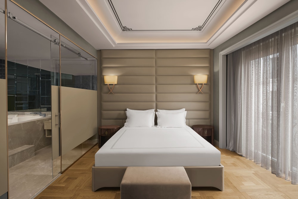 Signature, Gold, Horn, Suite, King Bed, Hot Tub