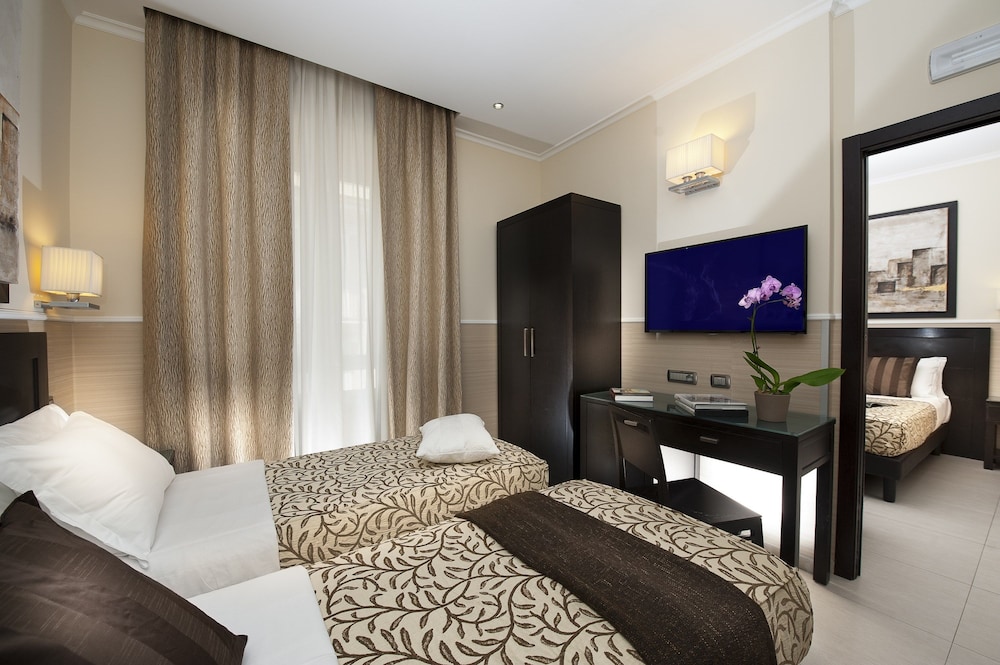 ROOM, QUADRUPLE
