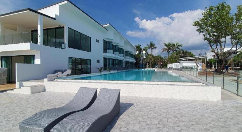 Rattana Pura Beach Resort 7/54