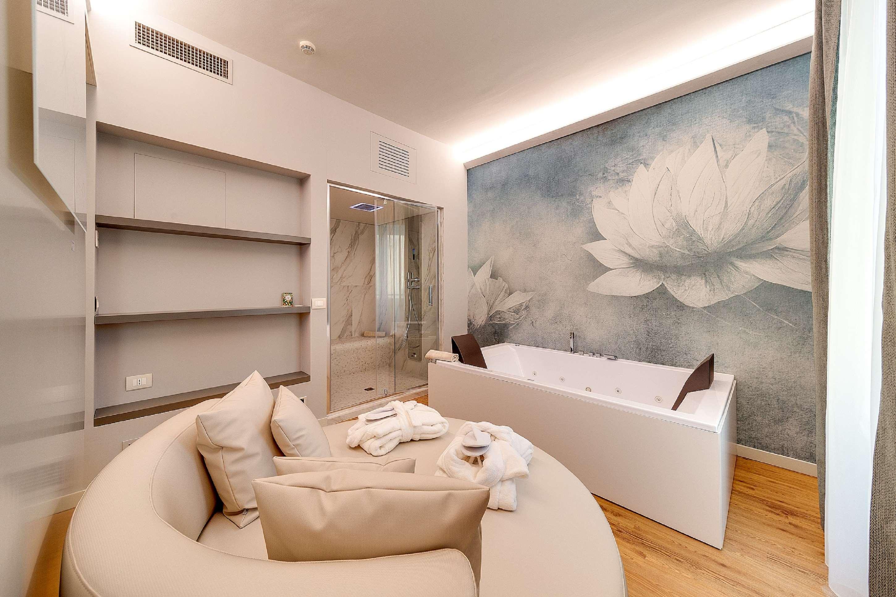 جناح بسرير كينج مع أريكة بمنطقة جلوس بجاكوزي، Best Western Hotel Nazionale 2/7