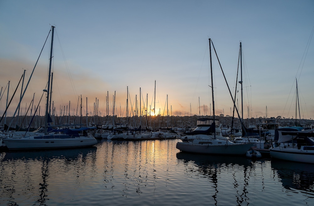 Bay Club Hotel & Marina 61/65