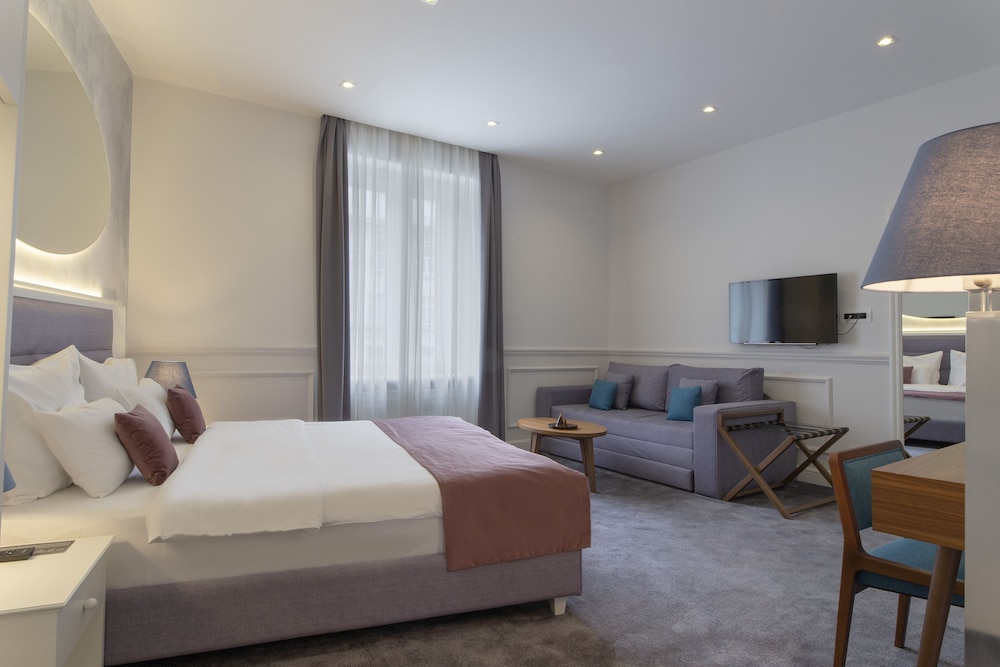 Public House Hotel 10/50