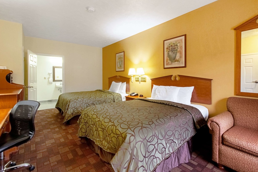 Quality Inn & Suites Dickson TN 26/46