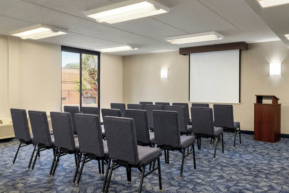 Courtyard by Marriott Atlanta Northlake 37/50