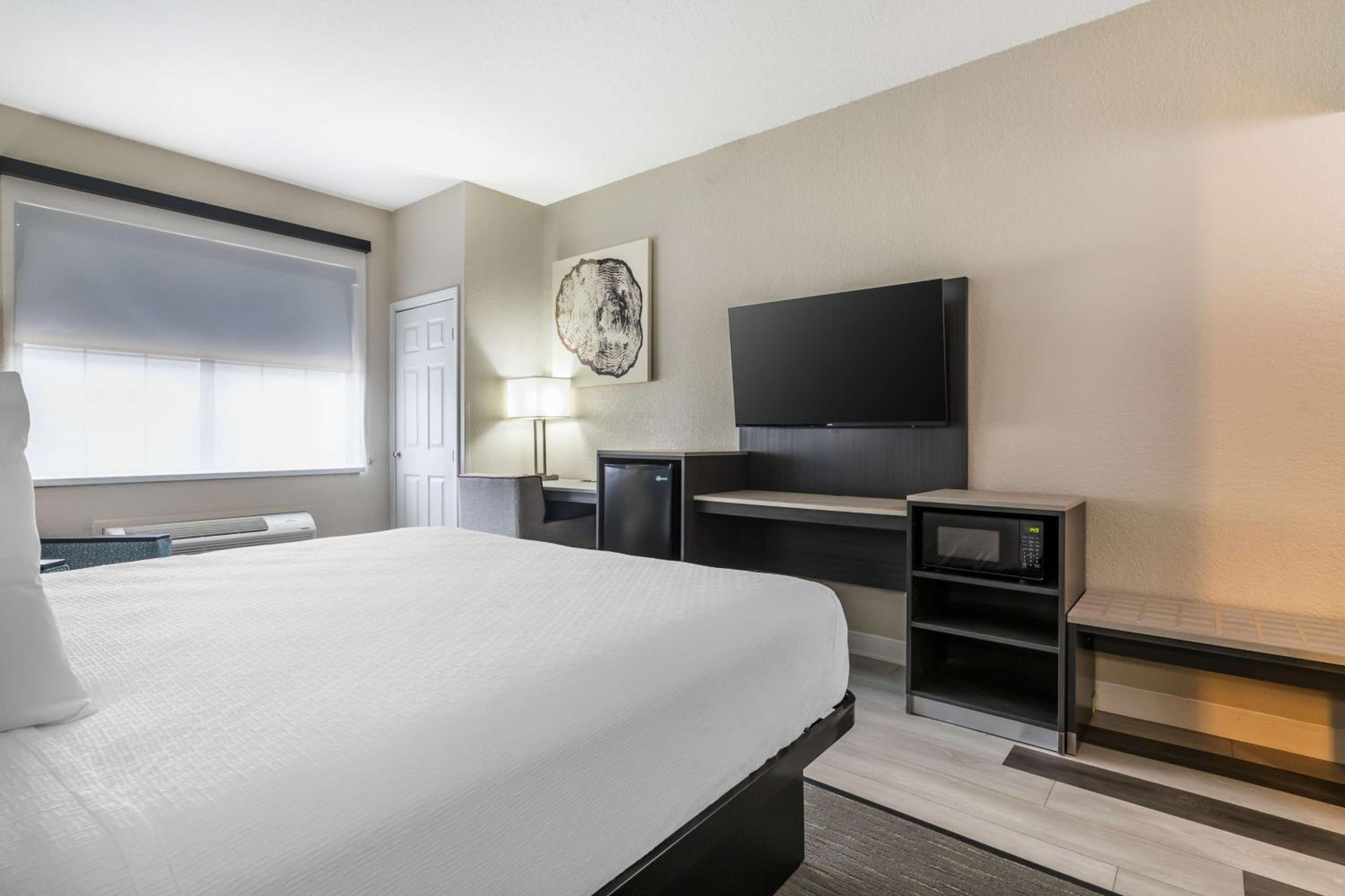 غرفة بسرير كينج بحوض استحمام لذوي الإعاقة، Best Western Prime Inn & Suites 2/2