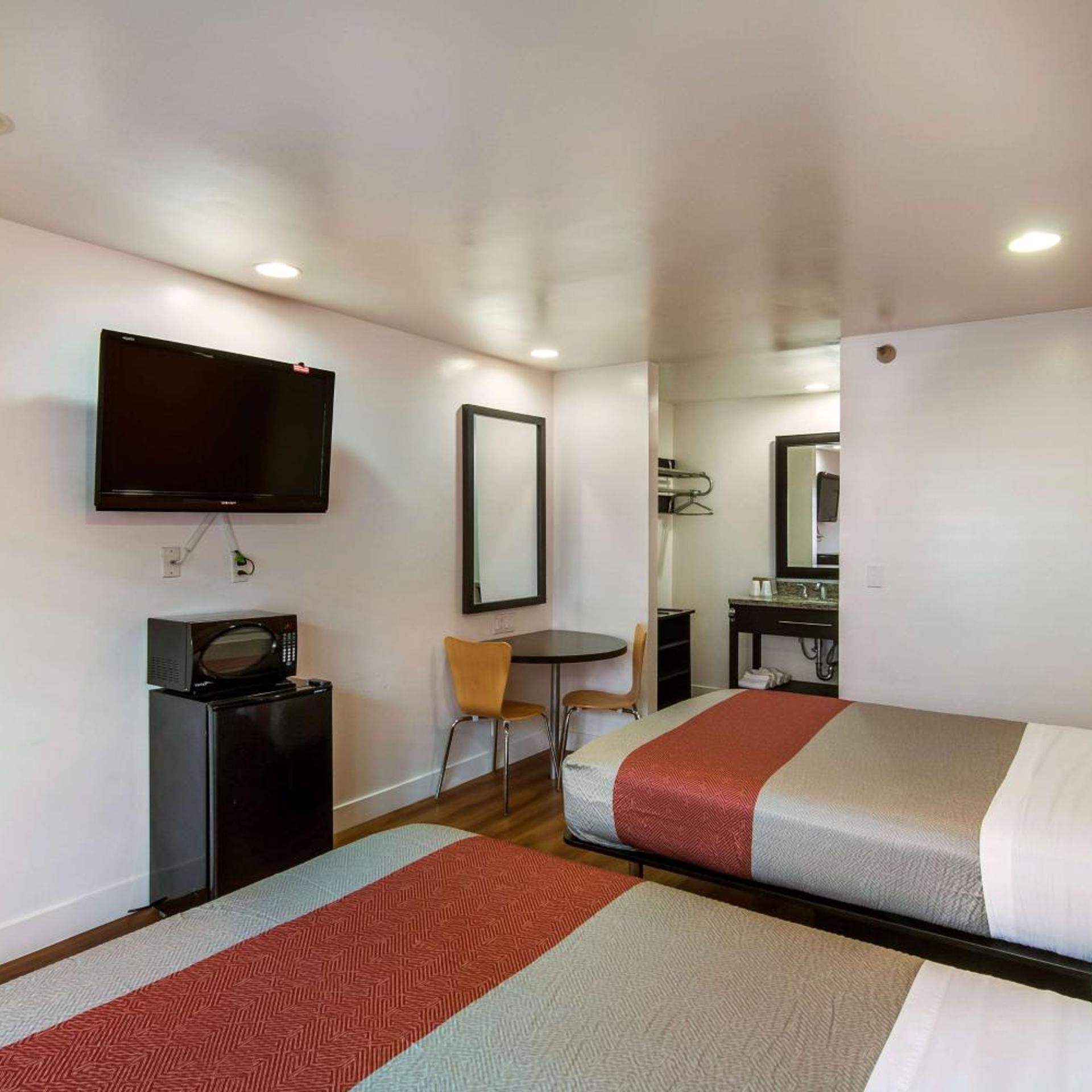 غرفة بسريرين كوين، Motel6 Monterey Park, CA 3/8